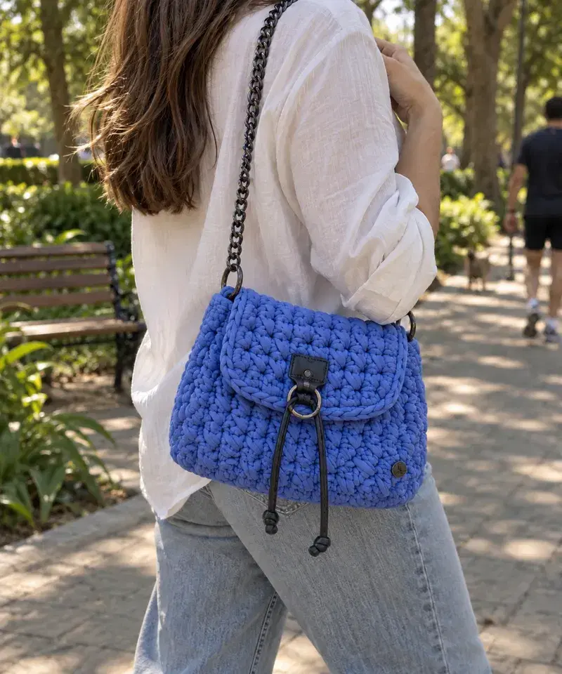 Bolsa de crochê azul para passeios