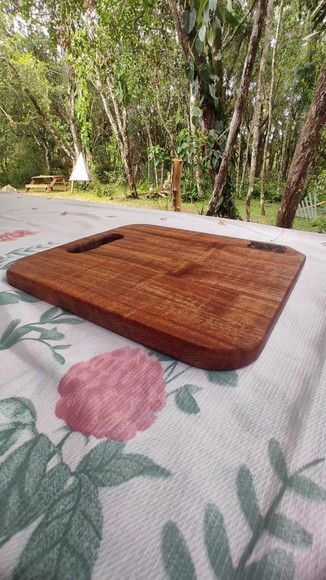 Tábua de Servir em Freijó Detalhe em Resina