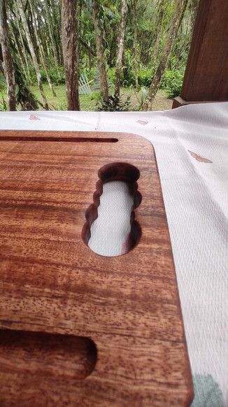 Tábua de Servir em Freijó Detalhe em Resina