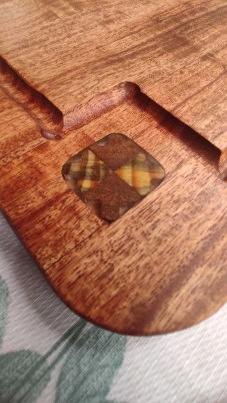 Tábua de Servir em Freijó Detalhe em Resina