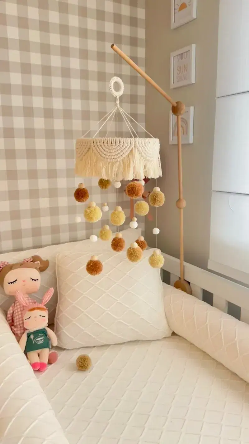 Móbile de macramê com pompons dourados