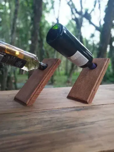 Suporte Mágico para Garrafa de Vinho