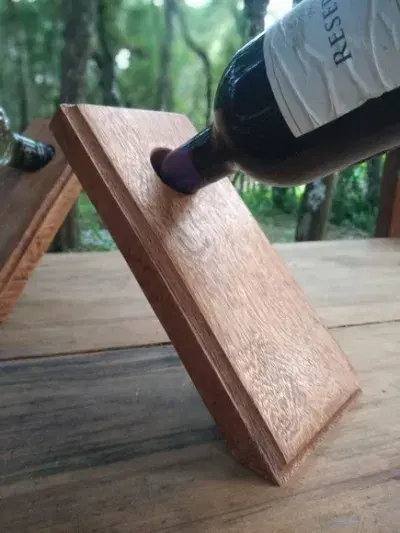 Suporte Mágico para Garrafas de Vinho