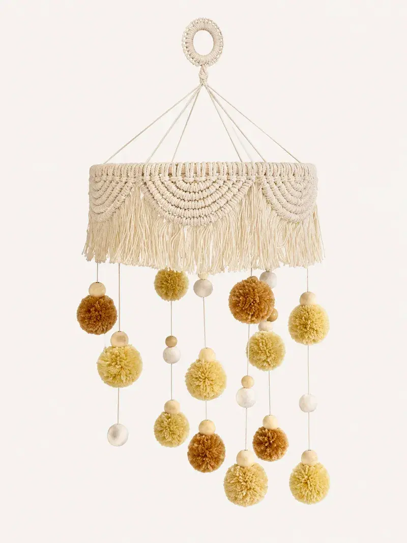 Móbile de macramê com pompons dourados