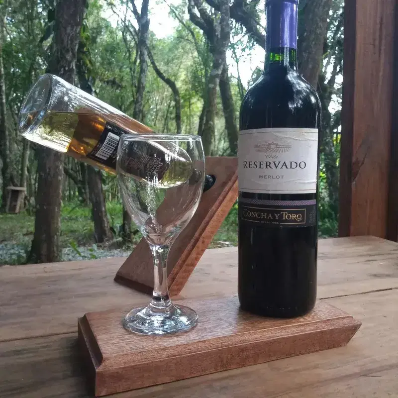 Suporte para vinho em madeira